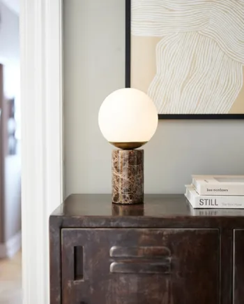 Lilly Bordlampe Marmor Brun