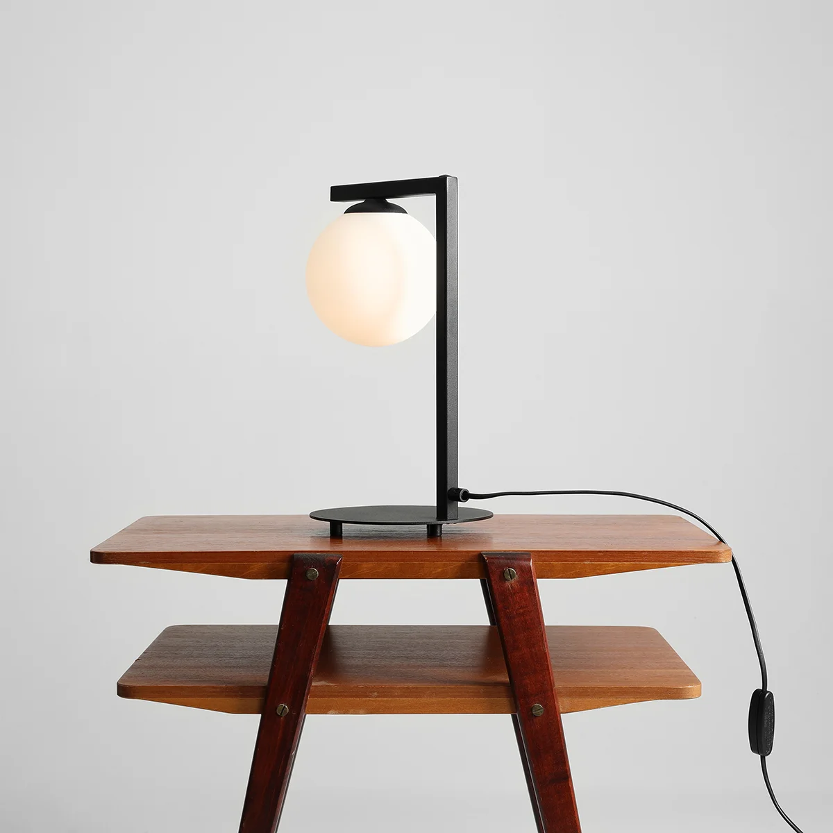 Moma Bordlampe Sort Metal Hvidt Glas