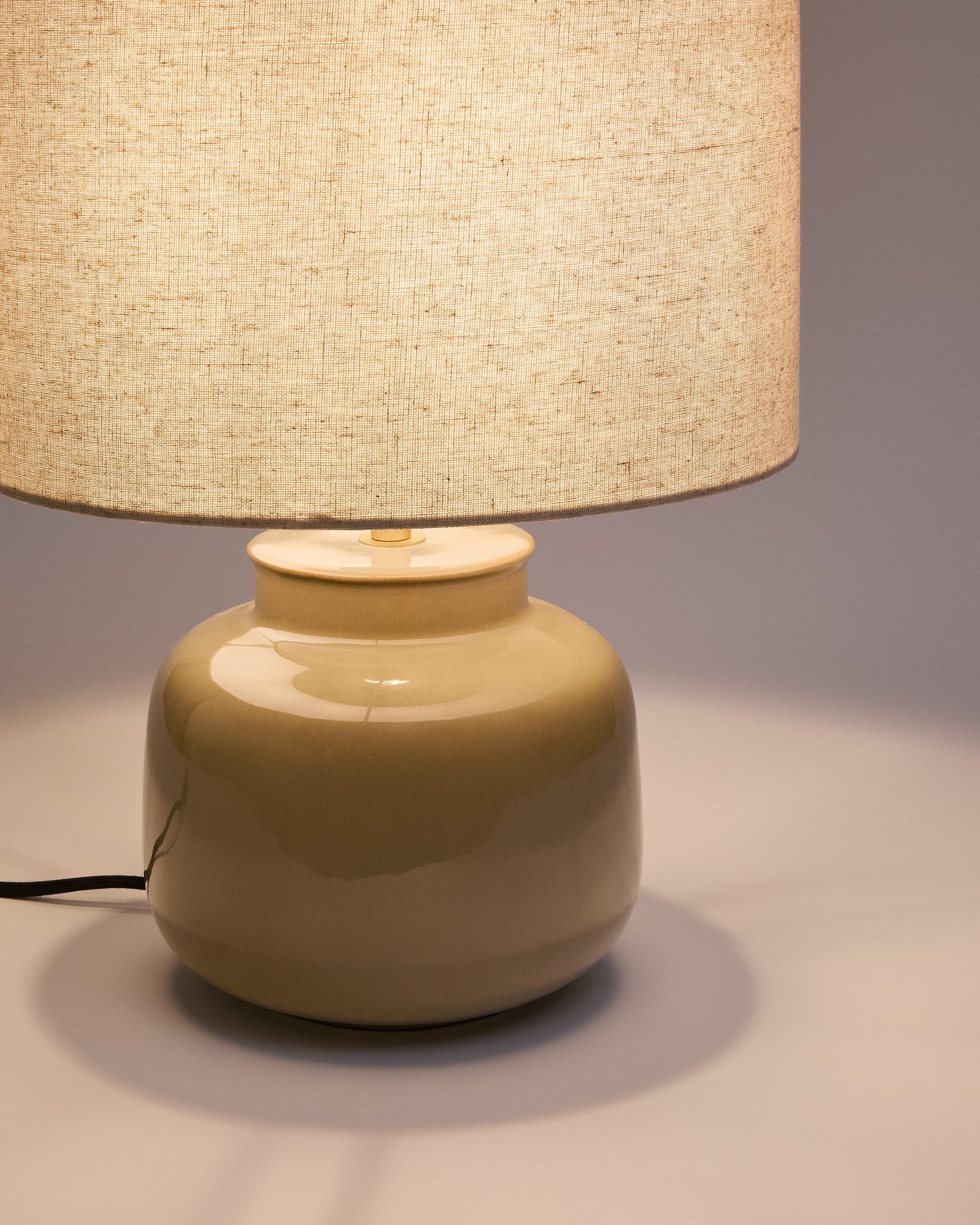 Kave Home Tay Bordlampe Grøn Keramik Beige Linned