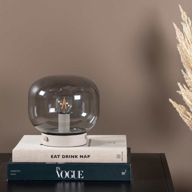 Kosta Bordlampe Med Røgfarvet Glas Kuppel Hvid Fod